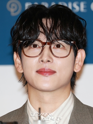 【フォト】イム・シワン、メガネ姿が知的