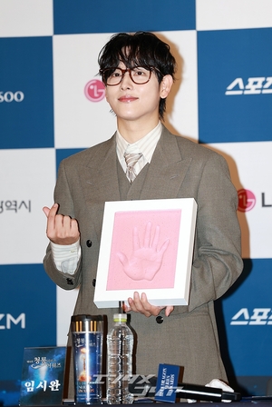 【フォト】イム・シワン、メガネ姿が知的