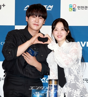 【フォト】イ・ジョンハ＆パク・ボヨン、ファン愛あふれるハートのポーズ