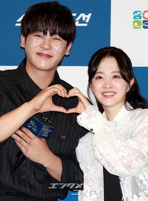 【フォト】イ・ジョンハ＆パク・ボヨン、ファン愛あふれるハートのポーズ