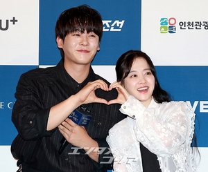 【フォト】イ・ジョンハ＆パク・ボヨン、ファン愛あふれるハートのポーズ