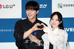 【フォト】イ・ジョンハ＆パク・ボヨン、ファン愛あふれるハートのポーズ