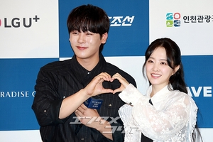 【フォト】イ・ジョンハ＆パク・ボヨン、ファン愛あふれるハートのポーズ