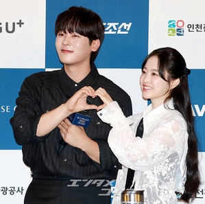 【フォト】イ・ジョンハ＆パク・ボヨン、ファン愛あふれるハートのポーズ