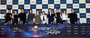 【フォト】ポーズを取る前年の受賞者たち＝青龍シリーズ・アワード