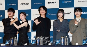 【フォト】ポーズを取る前年の受賞者たち＝青龍シリーズ・アワード