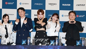 【フォト】ポーズを取る前年の受賞者たち＝青龍シリーズ・アワード