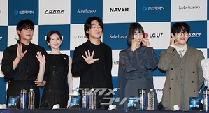 【フォト】ポーズを取る前年の受賞者たち＝青龍シリーズ・アワード