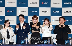 【フォト】ポーズを取る前年の受賞者たち＝青龍シリーズ・アワード