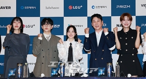 【フォト】ポーズを取る前年の受賞者たち＝青龍シリーズ・アワード