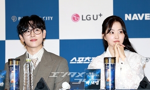 【フォト】ポーズを取る前年の受賞者たち＝青龍シリーズ・アワード