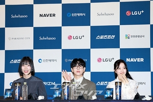 【フォト】ポーズを取る前年の受賞者たち＝青龍シリーズ・アワード