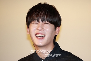 【フォト】ポーズを取る前年の受賞者たち＝青龍シリーズ・アワード