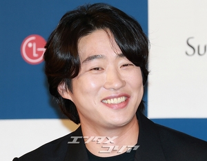 【フォト】ポーズを取る前年の受賞者たち＝青龍シリーズ・アワード