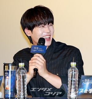 【フォト】ポーズを取る前年の受賞者たち＝青龍シリーズ・アワード