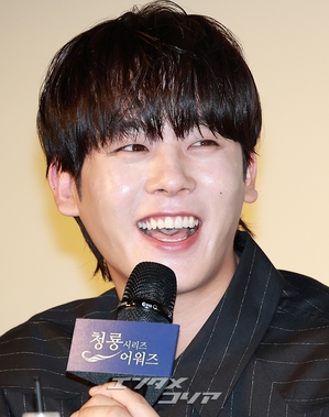 【フォト】ポーズを取る前年の受賞者たち＝青龍シリーズ・アワード