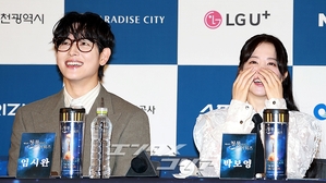 【フォト】ポーズを取る前年の受賞者たち＝青龍シリーズ・アワード