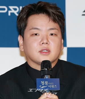 【フォト】ポーズを取る前年の受賞者たち＝青龍シリーズ・アワード