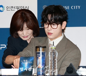 【フォト】ポーズを取る前年の受賞者たち＝青龍シリーズ・アワード