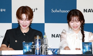 【フォト】ポーズを取る前年の受賞者たち＝青龍シリーズ・アワード