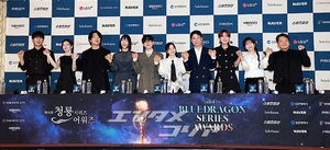 【フォト】ポーズを取る前年の受賞者たち＝青龍シリーズ・アワード