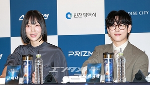 【フォト】ポーズを取る前年の受賞者たち＝青龍シリーズ・アワード