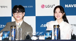 【フォト】ポーズを取る前年の受賞者たち＝青龍シリーズ・アワード