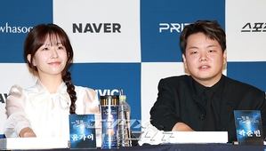 【フォト】ポーズを取る前年の受賞者たち＝青龍シリーズ・アワード