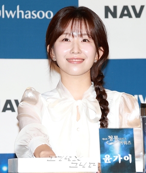 【フォト】ポーズを取る前年の受賞者たち＝青龍シリーズ・アワード