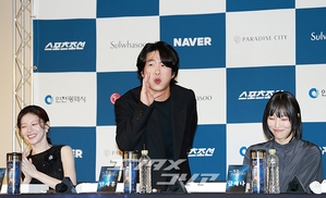 【フォト】ポーズを取る前年の受賞者たち＝青龍シリーズ・アワード