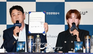 【フォト】ポーズを取る前年の受賞者たち＝青龍シリーズ・アワード