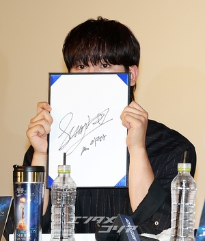 【フォト】ポーズを取る前年の受賞者たち＝青龍シリーズ・アワード