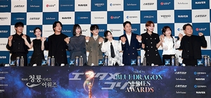【フォト】ポーズを取る前年の受賞者たち＝青龍シリーズ・アワード