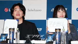 【フォト】ポーズを取る前年の受賞者たち＝青龍シリーズ・アワード