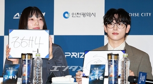 【フォト】ポーズを取る前年の受賞者たち＝青龍シリーズ・アワード