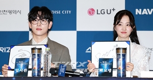 【フォト】ポーズを取る前年の受賞者たち＝青龍シリーズ・アワード