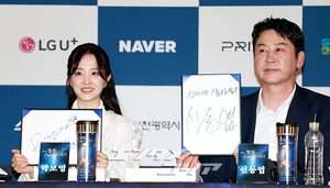 【フォト】ポーズを取る前年の受賞者たち＝青龍シリーズ・アワード