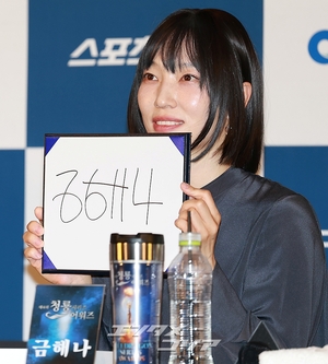 【フォト】ポーズを取る前年の受賞者たち＝青龍シリーズ・アワード