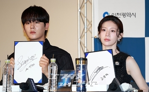 【フォト】ポーズを取る前年の受賞者たち＝青龍シリーズ・アワード