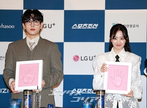 【フォト】ポーズを取る前年の受賞者たち＝青龍シリーズ・アワード