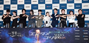 【フォト】ポーズを取る前年の受賞者たち＝青龍シリーズ・アワード