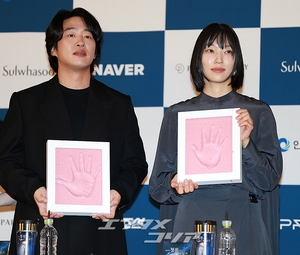 【フォト】ポーズを取る前年の受賞者たち＝青龍シリーズ・アワード