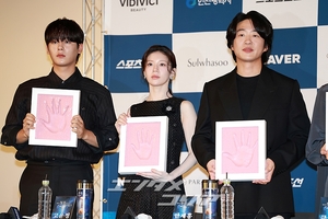 【フォト】ポーズを取る前年の受賞者たち＝青龍シリーズ・アワード