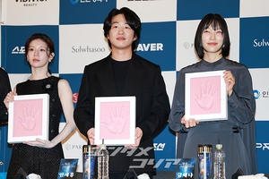 【フォト】ポーズを取る前年の受賞者たち＝青龍シリーズ・アワード