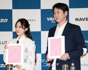 【フォト】ポーズを取る前年の受賞者たち＝青龍シリーズ・アワード