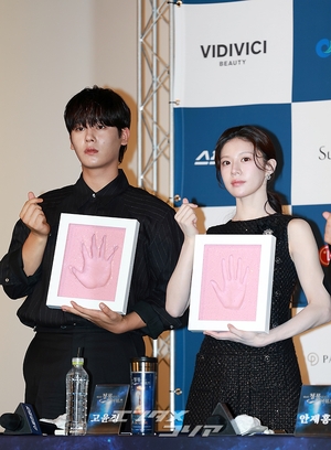 【フォト】ポーズを取る前年の受賞者たち＝青龍シリーズ・アワード