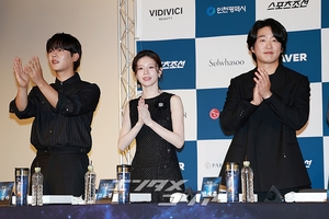 【フォト】ポーズを取る前年の受賞者たち＝青龍シリーズ・アワード