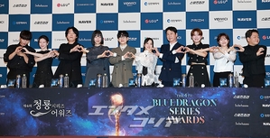 【フォト】ポーズを取る前年の受賞者たち＝青龍シリーズ・アワード