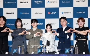 【フォト】ポーズを取る前年の受賞者たち＝青龍シリーズ・アワード