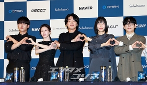 【フォト】ポーズを取る前年の受賞者たち＝青龍シリーズ・アワード